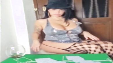 Strip poker Marika tettona napoletana