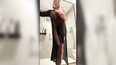 Diretta famosa italiana social scosciamento e strip tettona