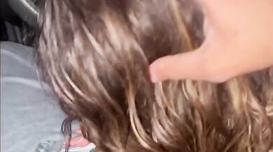 Pompino sotto casa in auto giovane amica