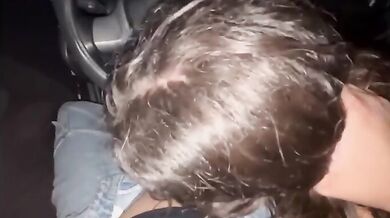 Pompino sotto casa in auto giovane amica