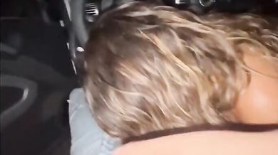 Pompino sotto casa in auto giovane amica