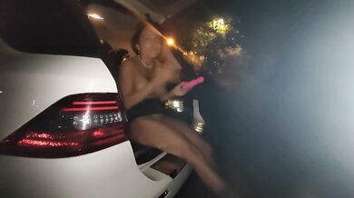 Coppia italiana fa sesso in un parcheggio in auto