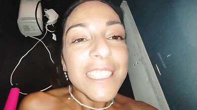 Coppia italiana fa sesso in un parcheggio in auto