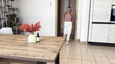 Biondina italiana si masturba con olio strusciandosi la fica sul tavolo