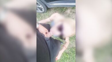 Moglie piacia all'aperto e si fa venire in bocca