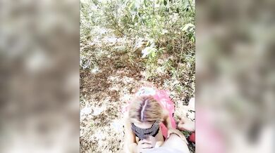 Coppia italiana fa sesso nel bosco