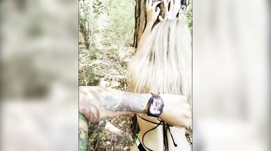 Coppia italiana fa sesso nel bosco