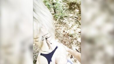 Coppia italiana fa sesso nel bosco