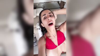 Bikini rosso italiana con tette enormi