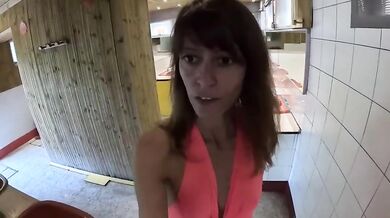 Vado a farmi scopare in un bagno pubblico