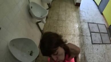 Vado a farmi scopare in un bagno pubblico