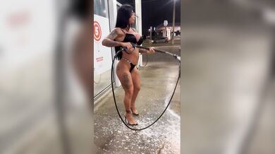 Denise Buranello lava la macchina