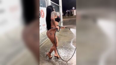 Denise Buranello lava la macchina