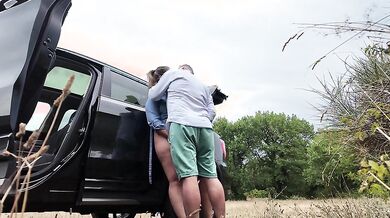 Facciamo sesso fuori dalla macchina in campagna