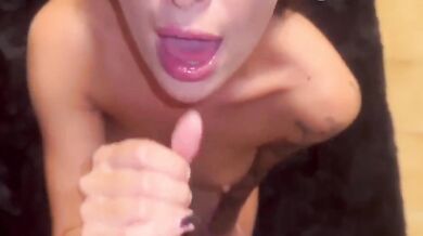 Pompino influencer italiana sborrata in bocca