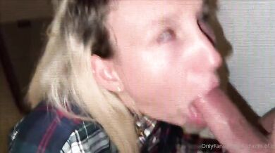 Pompino con scopata bionda sborrata in bocca