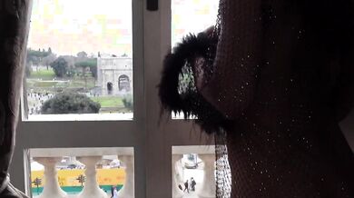 Esibizionista sul balcone vista Colosseo