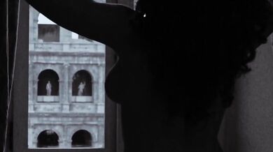Esibizionista sul balcone vista Colosseo
