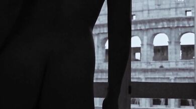 Esibizionista sul balcone vista Colosseo