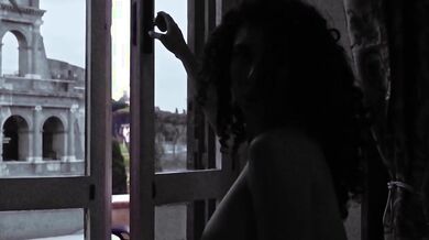 Esibizionista sul balcone vista Colosseo