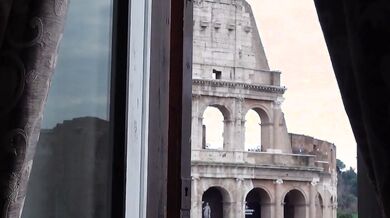 Esibizionista sul balcone vista Colosseo