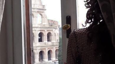 Esibizionista sul balcone vista Colosseo