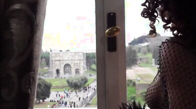 Esibizionista sul balcone vista Colosseo