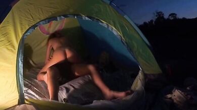 Moglie offerta a sconosciuto che la scopa in tenda