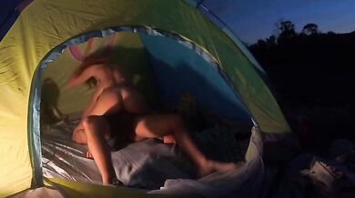 Moglie offerta a sconosciuto che la scopa in tenda