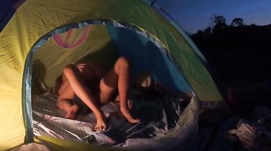 Moglie offerta a sconosciuto che la scopa in tenda