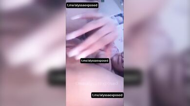 Alyssa biondina italiana si masturba