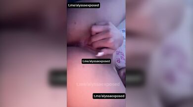 Alyssa biondina italiana si masturba