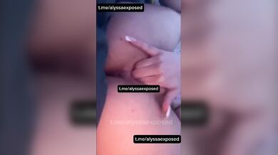 Alyssa biondina italiana si masturba