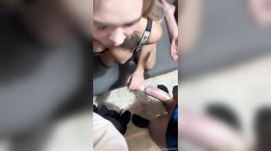 Paolina calippara lo succhia a tre fans arrapati