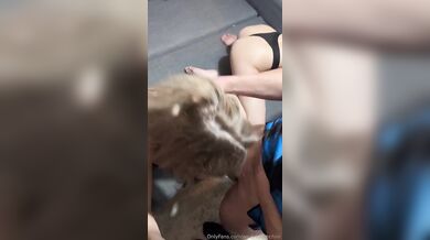 Paolina calippara lo succhia a tre fans arrapati