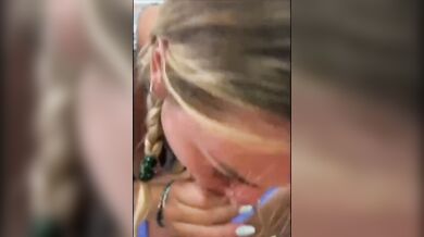 Becca ragazzo a segarsi e non resiste deve succhiarlo