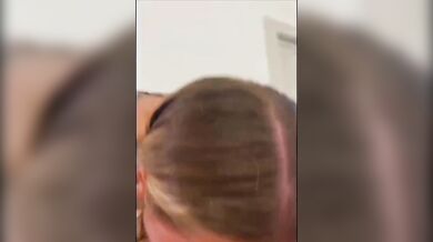 Becca ragazzo a segarsi e non resiste deve succhiarlo