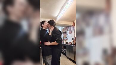 Scopata in cucina due cuochi italiani eccitati