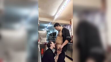 Scopata in cucina due cuochi italiani eccitati