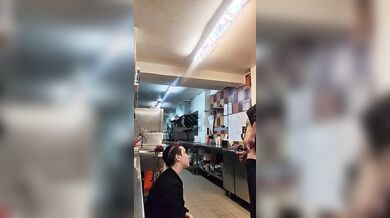 Scopata in cucina due cuochi italiani eccitati