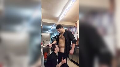 Scopata in cucina due cuochi italiani eccitati