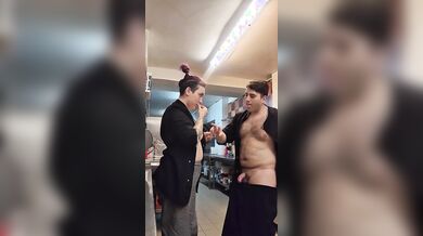 Scopata in cucina due cuochi italiani eccitati