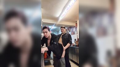 Scopata in cucina due cuochi italiani eccitati