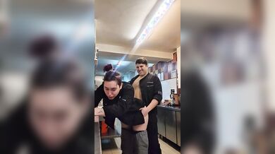 Scopata in cucina due cuochi italiani eccitati