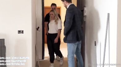 Il primo threesome con fidanzata bionda tettona