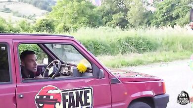 Al contadino non far sapere quanto è fica la turista con le pere