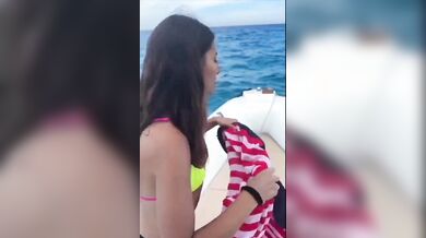 Fidanzata italiana mi fa un pompino in barca