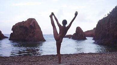 Dopo lo yoga Milf fica si fa scopare in spiaggia