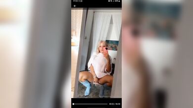 Bionda social si masturba col vibratore e squirta