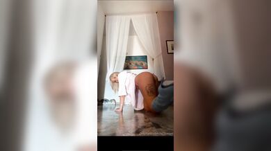 Bionda social si masturba col vibratore e squirta